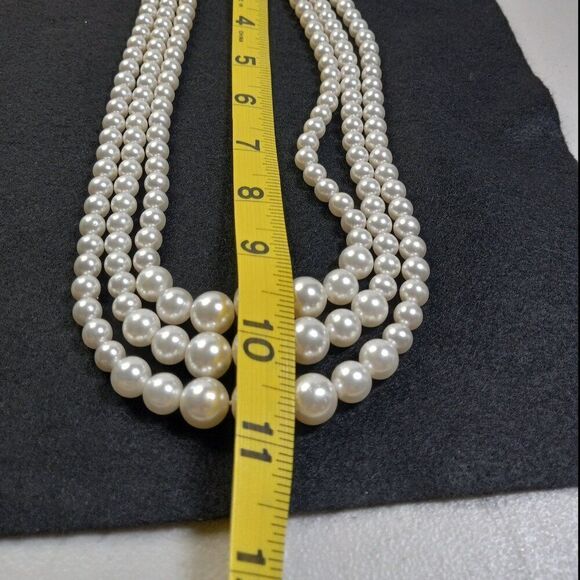 Vintage Japan Three Strand Graduated Faux Pearl Necklace Cottagecore Grandmacore - Picture 5 of 9